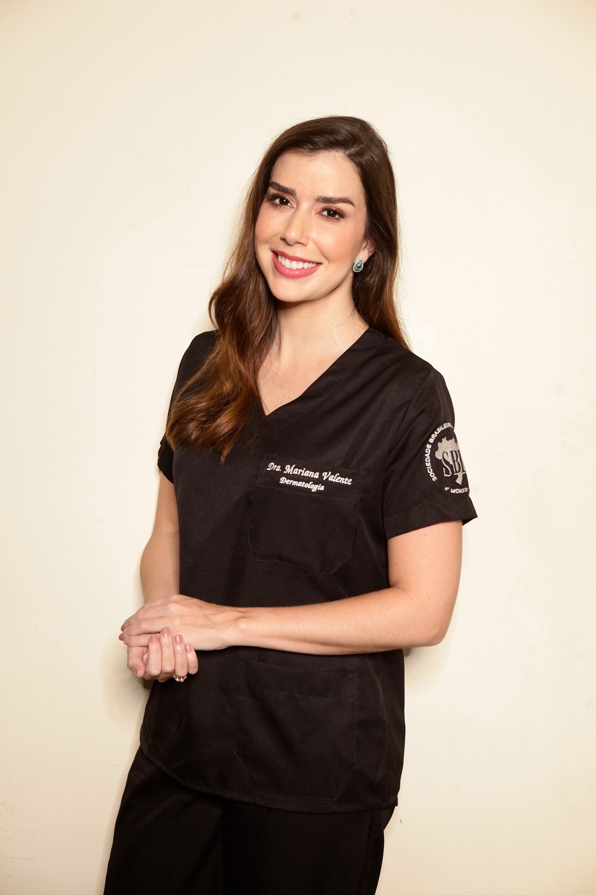 Dra. Mariana Valente com uniforme da Sociedade Brasileira de Dermatologia